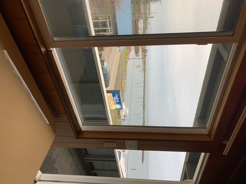 H - Motel - 2 Single Beds / Sm. Fridge - Curley's
