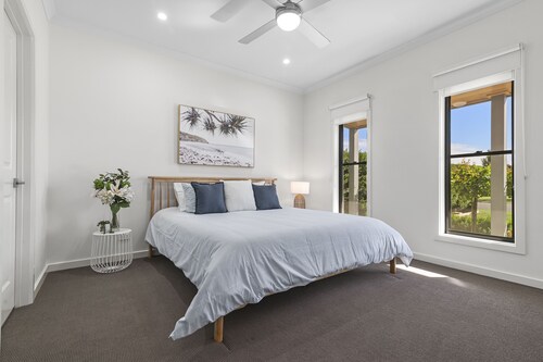 Across the road from the lake, air con, wifi, linen, fireplace, sleeping 10