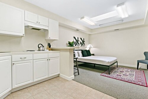 HP2 Highland Park Minimalist Studio Unit - Near Metra!