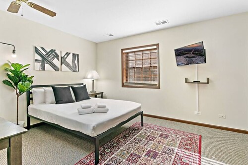 HP1 Highland Park Cozy Studio Apt Near Metra Station