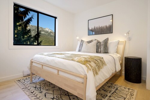 Elegant & Luxurious two level condo. Fireplace, in-suite laundry, free parking<br>Completed remodeled.