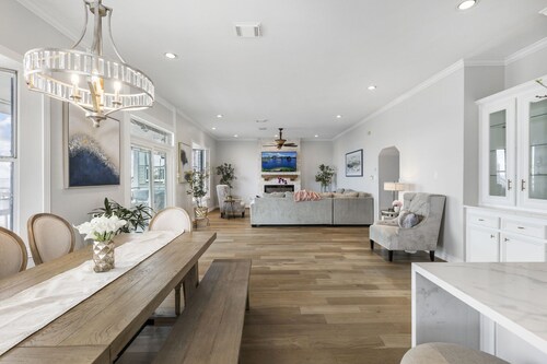 Kemah's New Luxury Bayfront Getaway with Pool