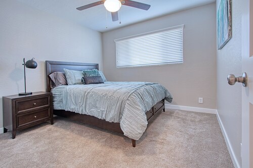 Near ASU | 4BR with Backyard & Firepit