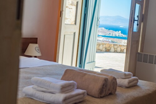 Natural Stone Villa has amazing view in town and aegean private pool free park