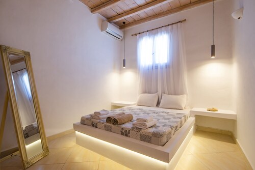Natural Stone Villa has amazing view in town and aegean private pool free park