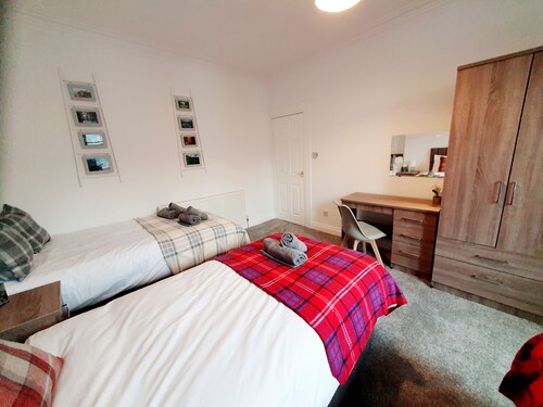 Well presented flat with 3 beds and a sofa bed, right by Bellshill station with great on-street p...