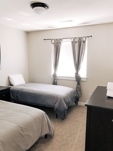 New modern & minimalistic home minutes off of I5, Ten minutes from Ilani Casino