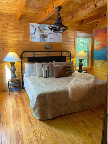 Southern Oak 2 Bedroom Cabin - Pet Friendly!