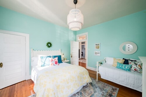 Beautiful Victorian 6Br Home with Rec-room