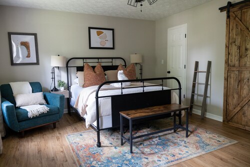 Amber Leaf · Stunning Spacious Farmhouse Near Atlanta ·10 Beds