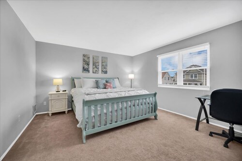 King Bed, Walk to the Beach, Fast WIFI