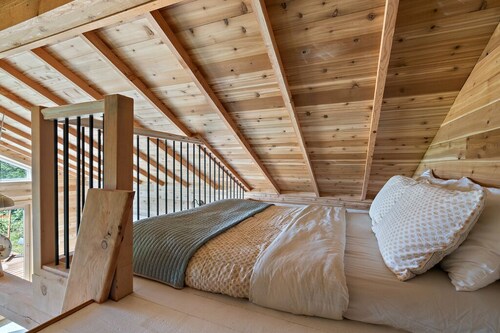 Dancing Bees Cottage - A "Rustic-Chic" Cabin near the Secluded Ella Beach