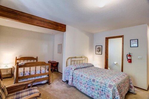 FOREST GLEN · Rustic 1Bdr w Loft Cabin- Inside Yosemite National Park