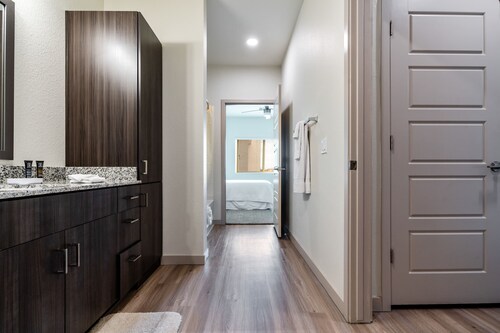 Stay Gia | Chic Modern 2 Br Apartment | Pool & Gym | Paradise 83