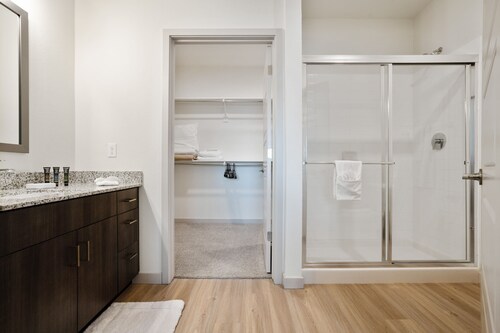 Stay Gia | Chic Modern 2 Br Apartment | Pool & Gym | Paradise 83