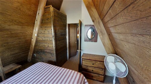 CJ A-Frame 2 - In Town - Ski In/Ski Out - On The River - Free WiFi - Cable - Woo