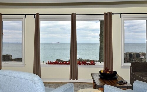 "Love on the Lake" Lakefront Updated Cottage