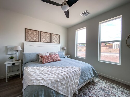 Amazing Backyard Views of Lake Powell from This New Surf-Themed Home! Sleeps 15+