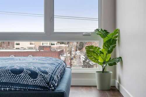 Luxurious Living MINUTES From DT! 2 Bed 2 Bath