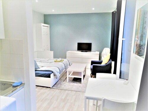 APPARTEMENT PROCHE CENTRE VILLE, GARE ET AUTOROUTE