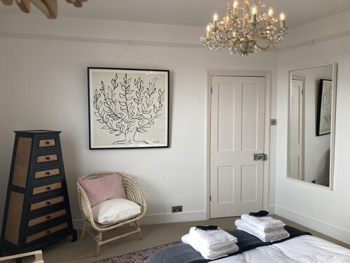 Quirky Victorian Townhouse with Sea View / Sleeps 10 / Luxury bedding