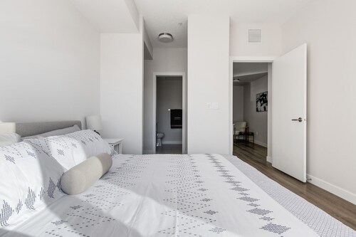 Spacious Corner Unit + Natural light Free Parking✨