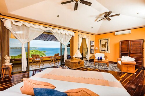 Amazing Oceanview House with Infinity Pool