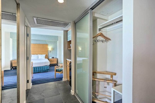 NEW! Sunny Ala Moana Resort Getaway, Walk to Beach