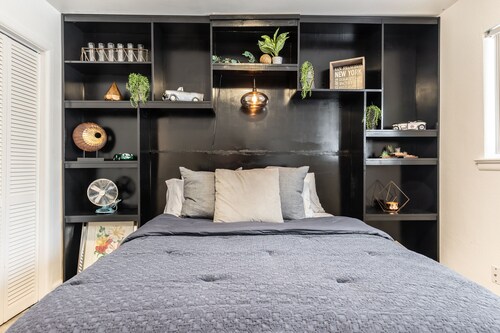 Stylish Apartment in heart of Oak Lawn