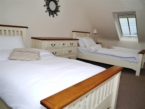 Keepers Cottage - a cottage that sleeps 6 guests in 3 bedrooms