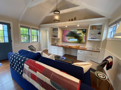LUXURIOUS New Cottage! 5-min. walk to Main St. And Harbor Beaches