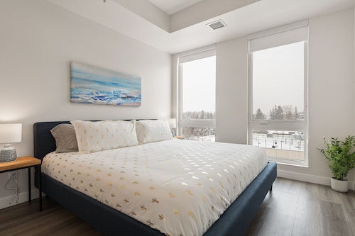 Luxury Apartment, EV Charging/ Abundant Amenities