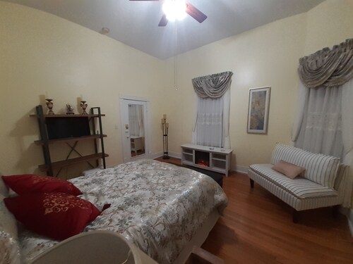 The Turret Room at Nottingham Place in Wise, 2nd fl, Full Private Bath, Nightly