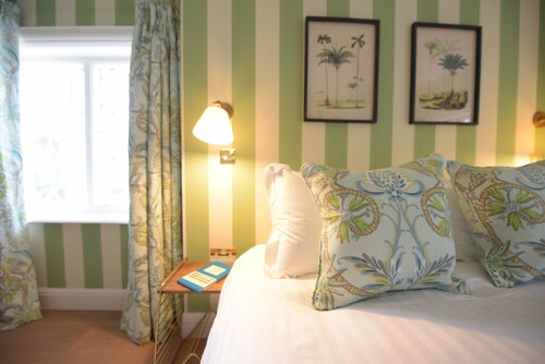 Aunt's House - sleeps 10 guests in 5 bedrooms