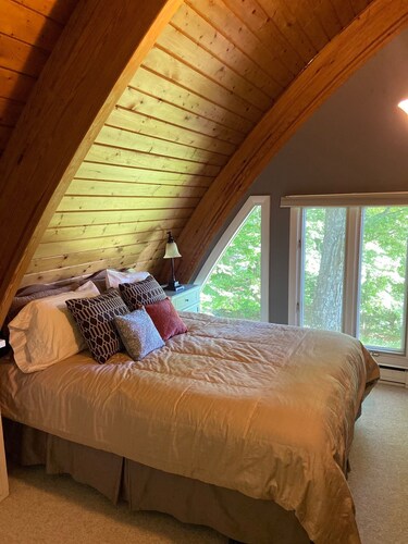 Stratton Mountain Home Hot Tub, Fire Pit and walk to the mountain.