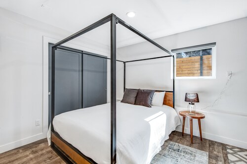 Beautiful, Polished Home near UW, U Village w/Free WiFi, Two Kitchens, Two Decks