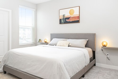 Modern apartment with King bed near shops & Beach