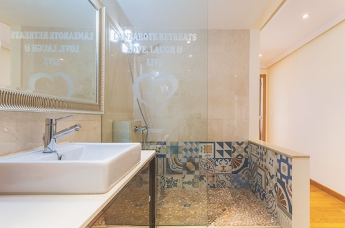 Spectacular Luxury Beach Apartment, Steps to Sandy Beach, Sea Views, Free WIFI
