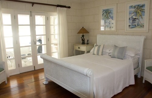 Tradewinds, coastal villa & pool, 1min walk to beach.