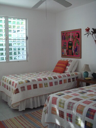 Reefhouse: 3BR Oceanfront home, gorgeous deck, tranquility, 3 min walk to beach