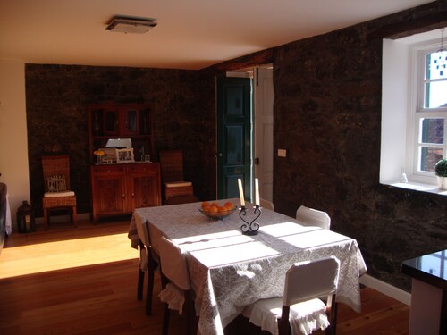 Casa Rústica do Século XIX com Vista Deslumbrante Sobre o mar e Serra