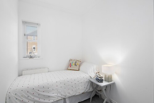 Church Cottages - 3bd coastal retreat, 7mins to beach, W/ parking
