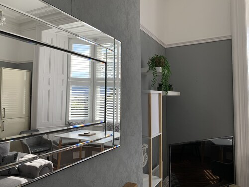 Stunning 2-Bed Sea View Apartment in Barmouth