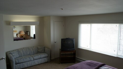 3 king master suites, 4 bed 4 bath, outside heated pool, between Leland and GA