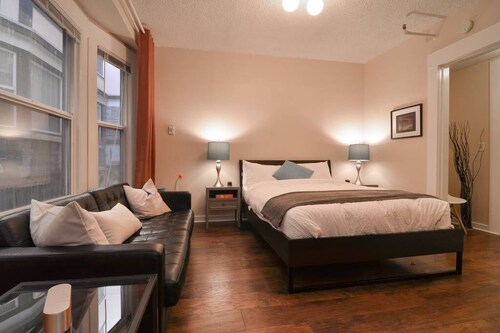 Local Apartment in Capitol Hill and Downtown