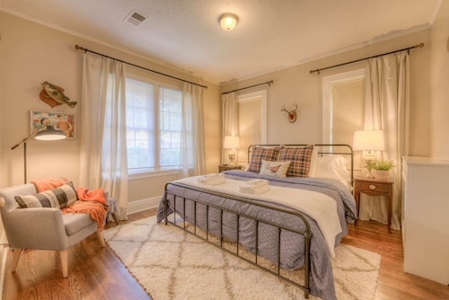 ⬥︎Walk V&E Greenline⬥︎King Beds⬥︎Immaculate Decor//⬥︎