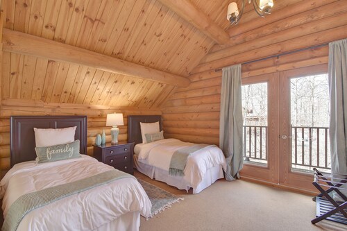 Magnificent log Cabin With HOT TUB and View