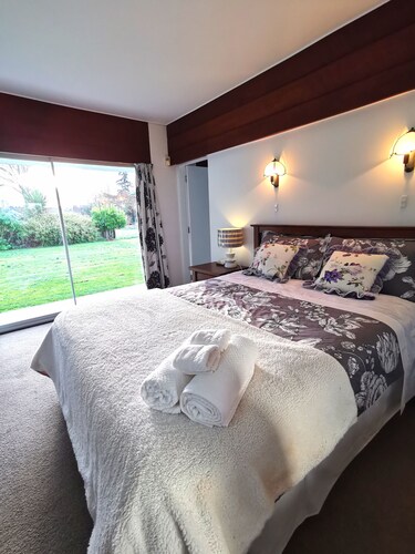 4 bedrooms house for big families beside Golf