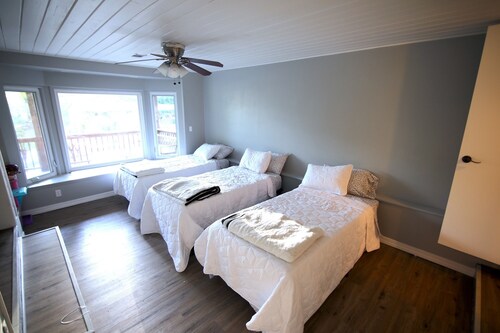 Rock House Retreat - 2 miles from Spring River! Walking distance to restaurants!