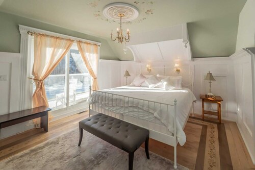 Stunning 8 Bedroom Executive Cottage on Lake Muskoka